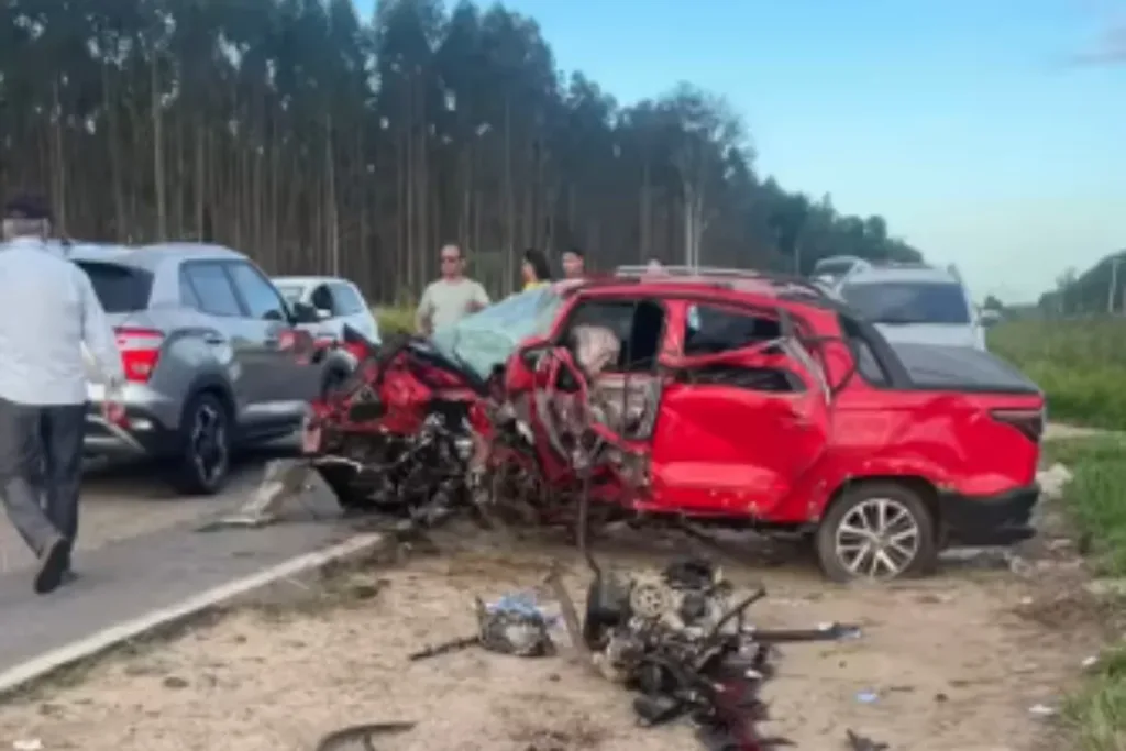 Acidente entre vários carros deixa 4 mortos e 7 feridos na Bahia