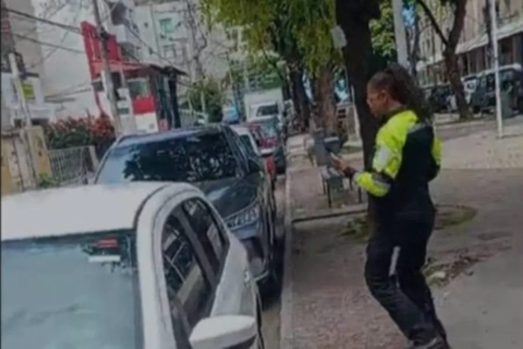 Agente de trânsito afirma ser de "facção" durante discussão com motorista