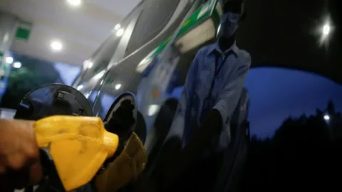 Governo reduz impostos da gasolina e anuncia novas medidas para conter alta dos combustíveis