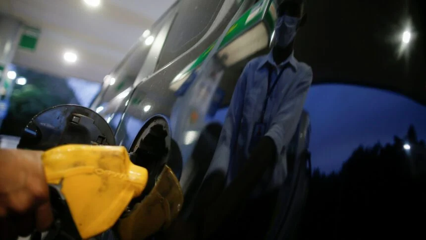 Governo reduz impostos da gasolina em R$ 0,63 e amplia medidas contra alta dos combustíveis