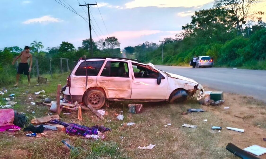 Carro capota na AC-10 e deixa dois feridos em Rio Branco