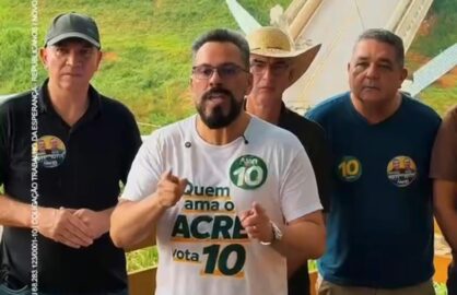 Alan Rick visita escombros da ponte de Sena Madureira.
