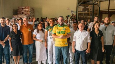 Alan Rick visita a fábrica da Miragina, em Rio Branco, ao lado do candidato a vice-governador Rico Leite