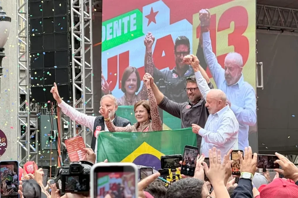 "Algoz" e "frouxo": Moro vira alvo durante ato de Lula em Curitiba (PR)