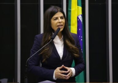 TRE-AC nega candidatura de Antônia Lúcia nas eleições de 2026.
