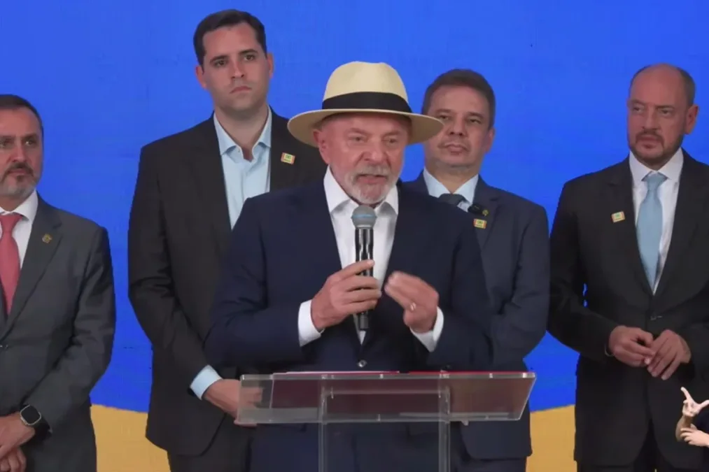 Ao lado de Andrei, Lula promete “desocupar” territórios do crime no Rio