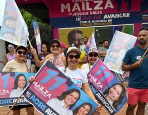 apoiadoras com bandeiras em frente ao comitê municipal