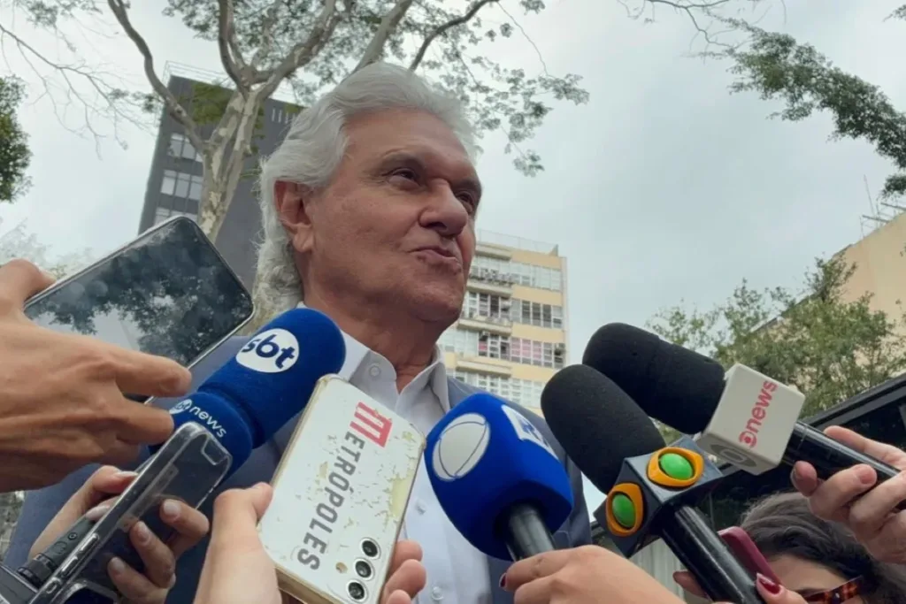 Após 4 dias internado por pneumonia, Caiado recebe alta e retoma campanha
