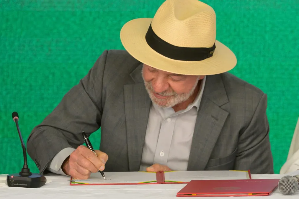 Após aprovação no Congresso, Lula sanciona fim da "taxa das blusinhas"