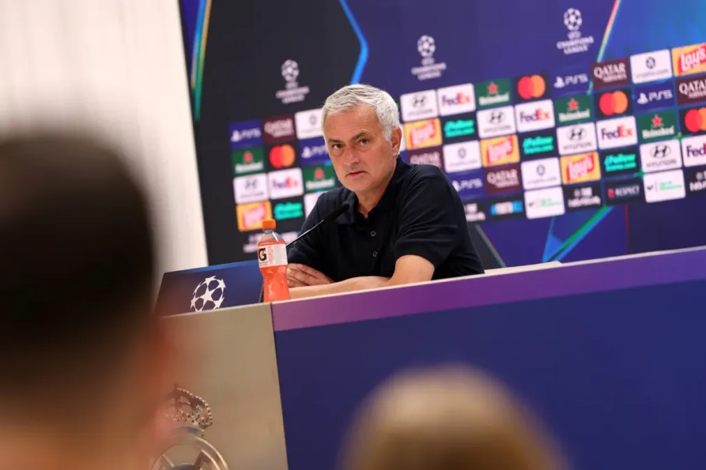 Após vaias, Mourinho defende Vini Jr.: "Ele dá tudo de si, merece respeito"