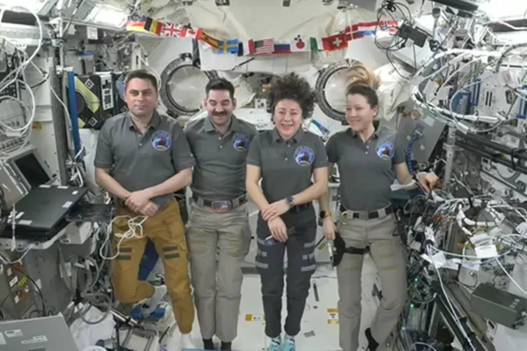 Astronautas da Crew-12 se preparam para retorno à Terra após 7 meses
