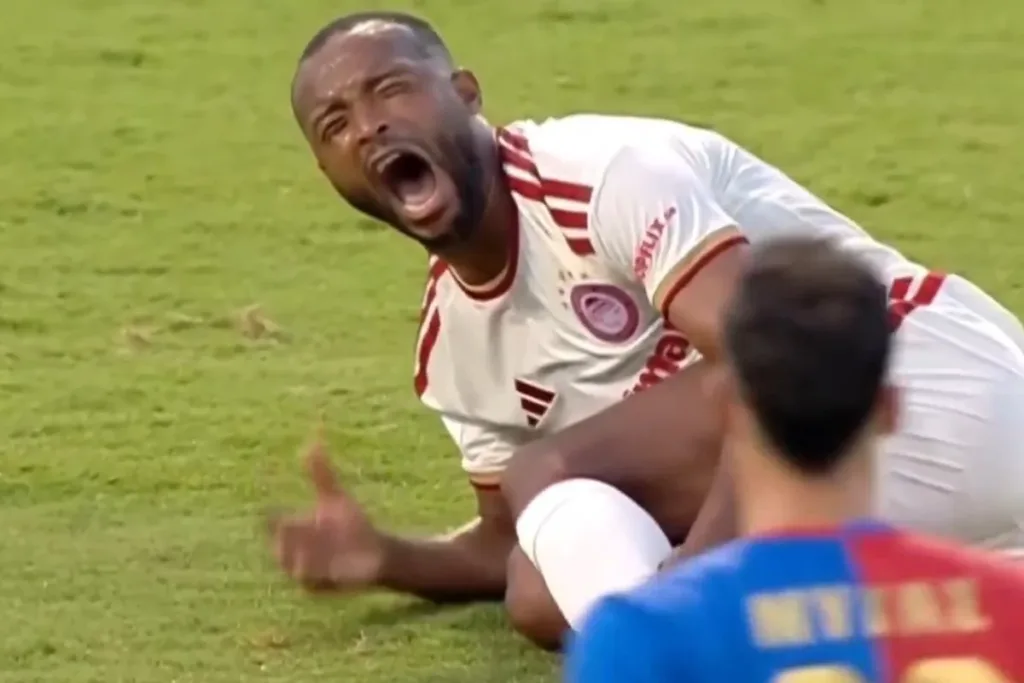 Atacante marroquino quebra a perna em dividida forte no Campeonato Grego