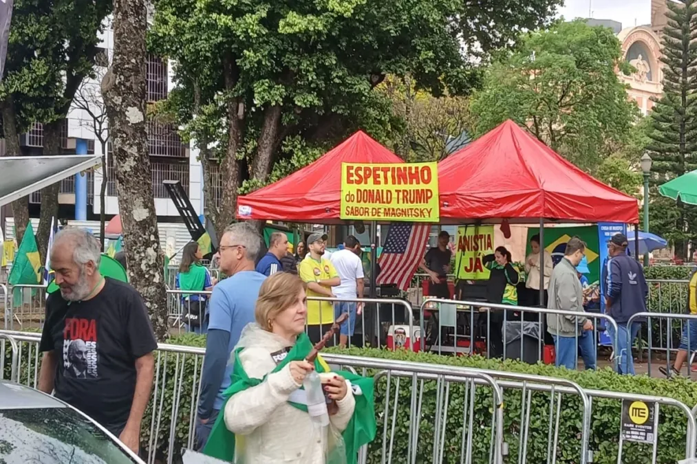 Ato “Fora Lula” em BH tem “espetinho do Trump” em referência a Moraes