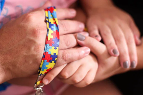 Criança com autismo consegue na Justiça atendimento psicológico após meses na fila do SUS no Acre
