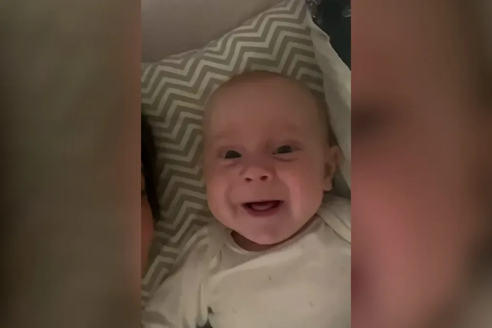 Bebê mineiro de três meses responde "bom dia" para irmã e viraliza