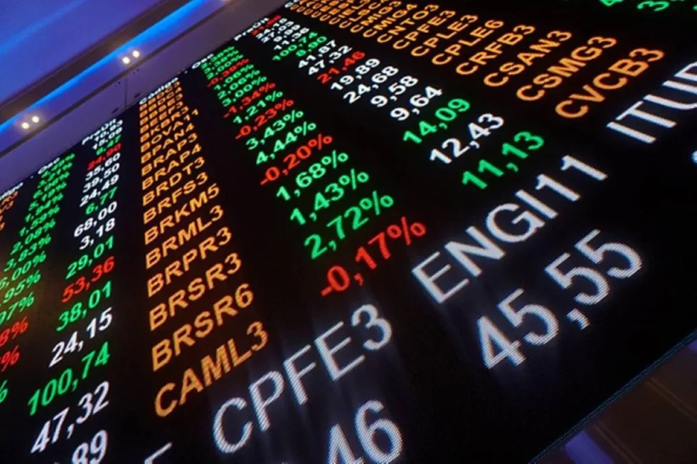 Bolsa tem leve queda em dia de definição de juros no Brasil e nos EUA