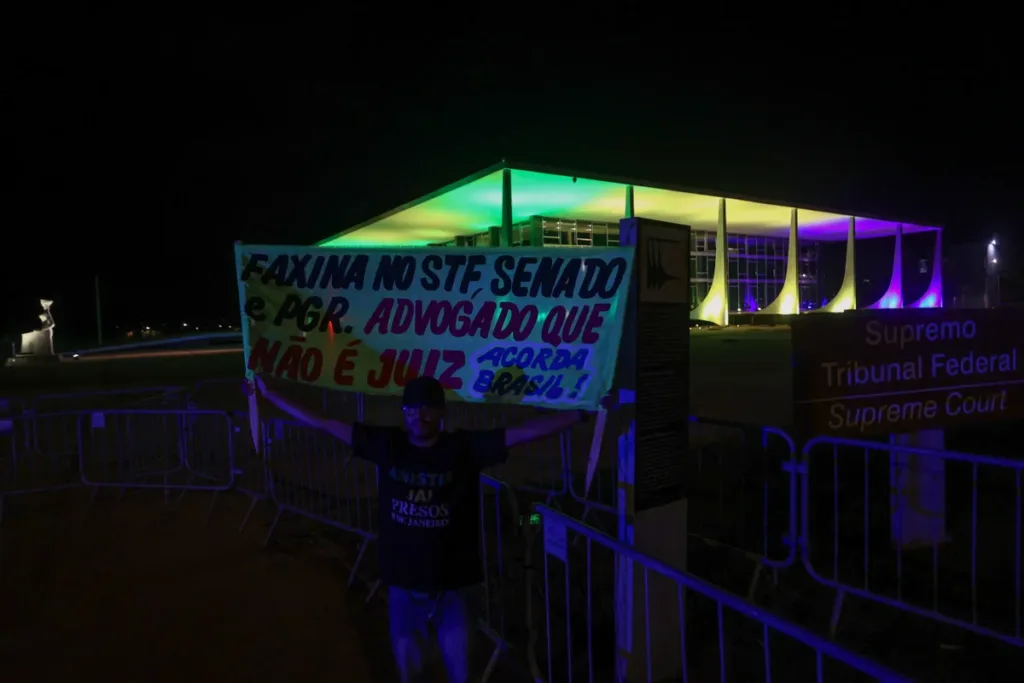 Câmera inteligente “manda” manifestante solitário se afastar do STF