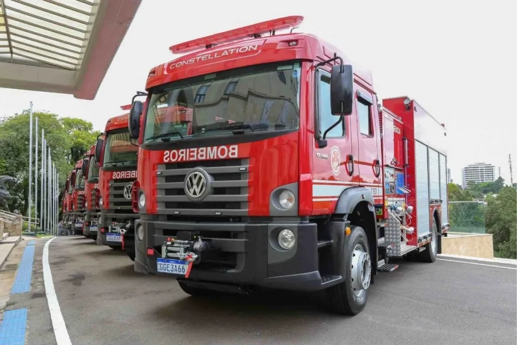 Caminhão dos bombeiros tomba em rua na região do Pacaembu. Não há feridos