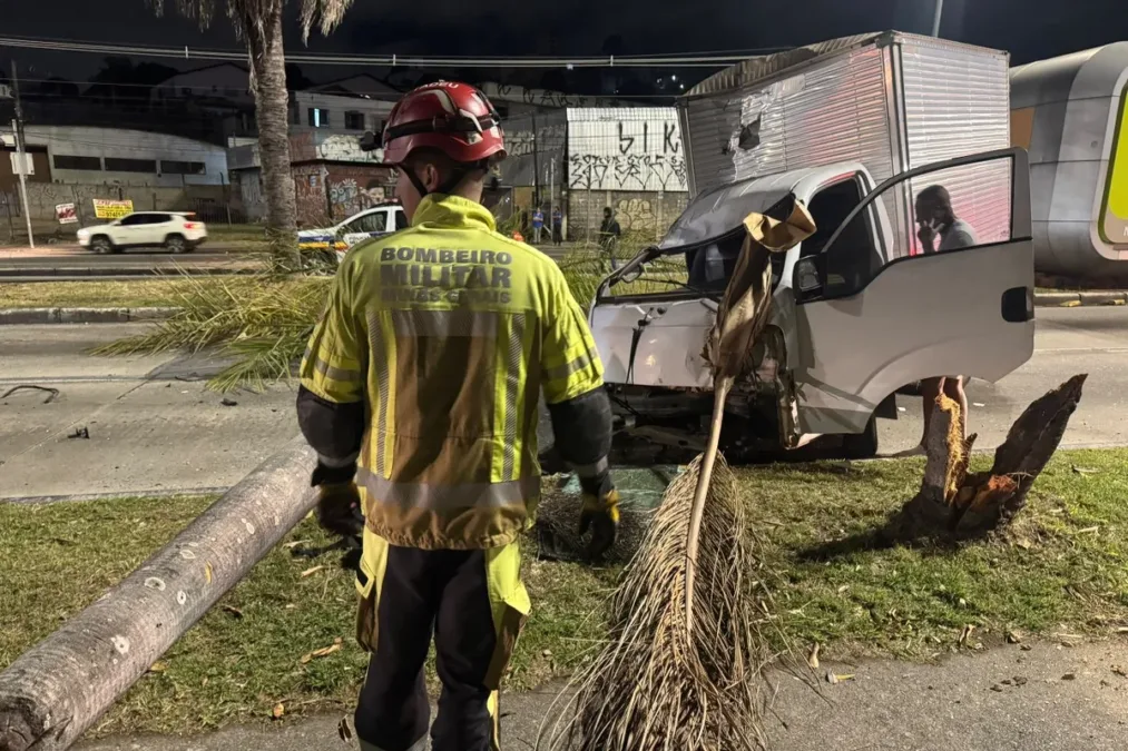 Caminhão furtado é perseguido, bate em carro e deixa dois feridos em BH