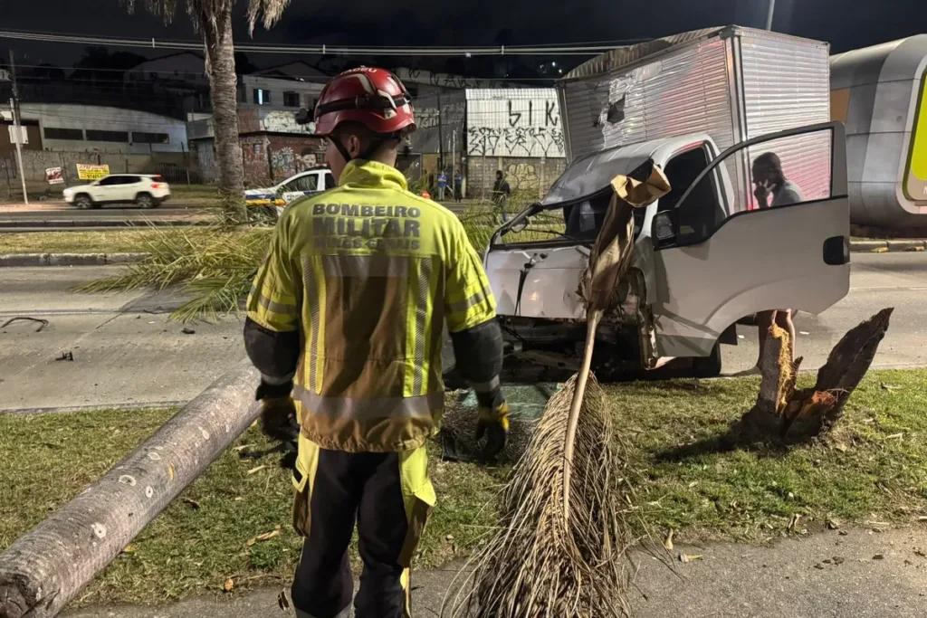Caminhão furtado é perseguido, bate em carro e deixa dois feridos em BH