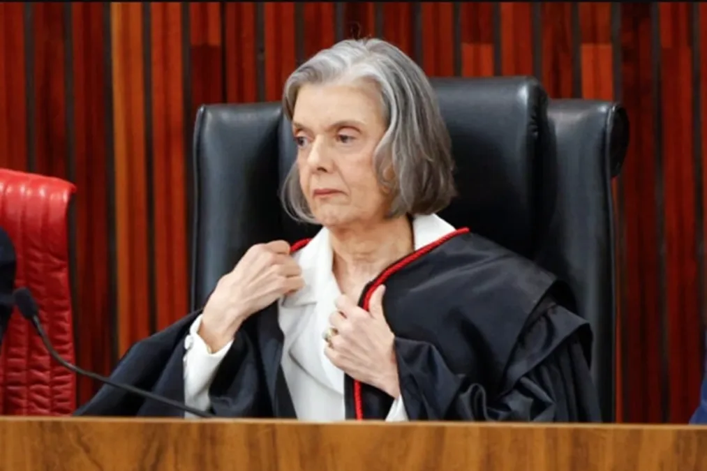 Cármen Lúcia vence prêmio de intelectual do ano no ‘Dia D’ do STF