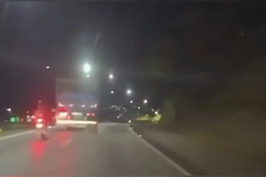 Carreta faz zigue-zague, tomba na BR-040 e motorista recusa bafômetro