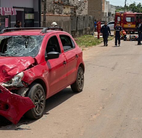 Acidente entre moto e carro deixa duas pessoas feridas em Sena Madureira.