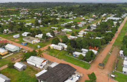 Panorama urbano do município de Jordão cercado por vegetação e pelo leito do rio.