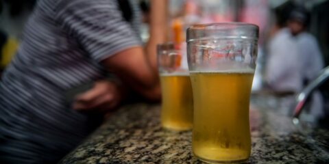 Álcool e cigarro podem causar cegueira, alertam especialistas