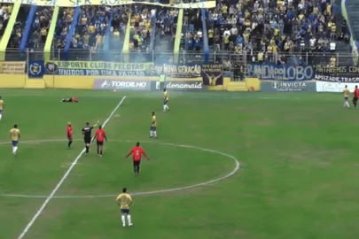 Clássico gaúcho é suspenso após torcedores arremessarem bombas no campo