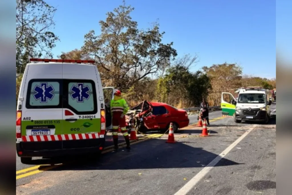 Colisão frontal entre carros deixa dois mortos e dois feridos em MG