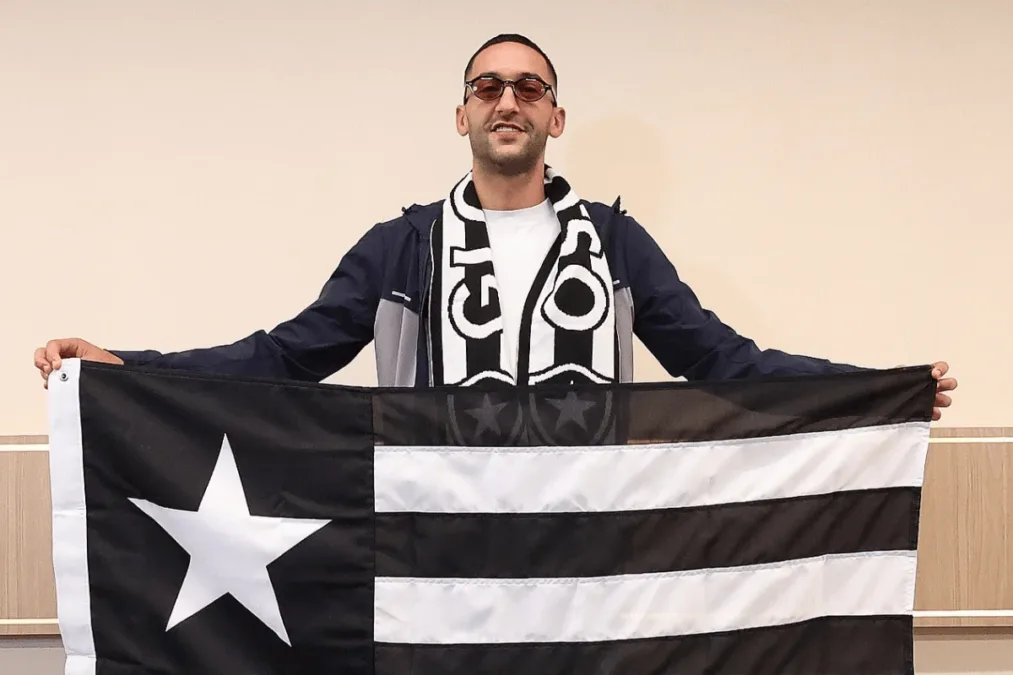 Com festa da torcida, Ziyech desembarca no RJ para assinar com o Botafogo