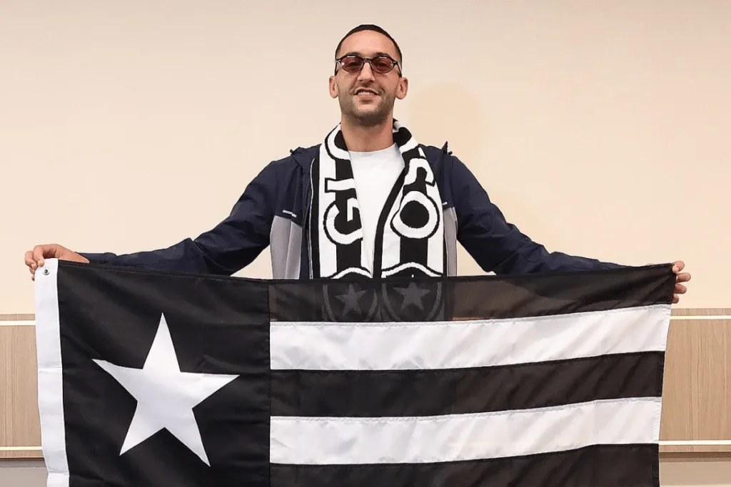 Com festa da torcida, Ziyech desembarca no RJ para assinar com o Botafogo