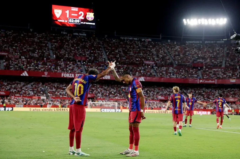 Com três gols de Raphinha, Barcelona bate Sevilla pelo Campeonato Espanhol