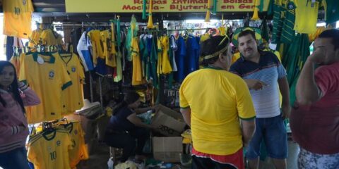 Vendas no comércio caem 0,8% em julho, com “ressaca” da Copa do Mundo