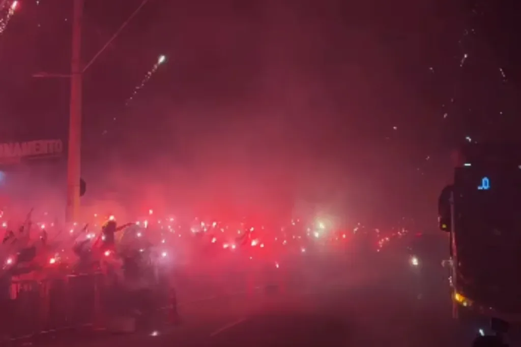 Copa do Brasil: torcida do Atlético-MG faz "rua de fogo" antes de clássico