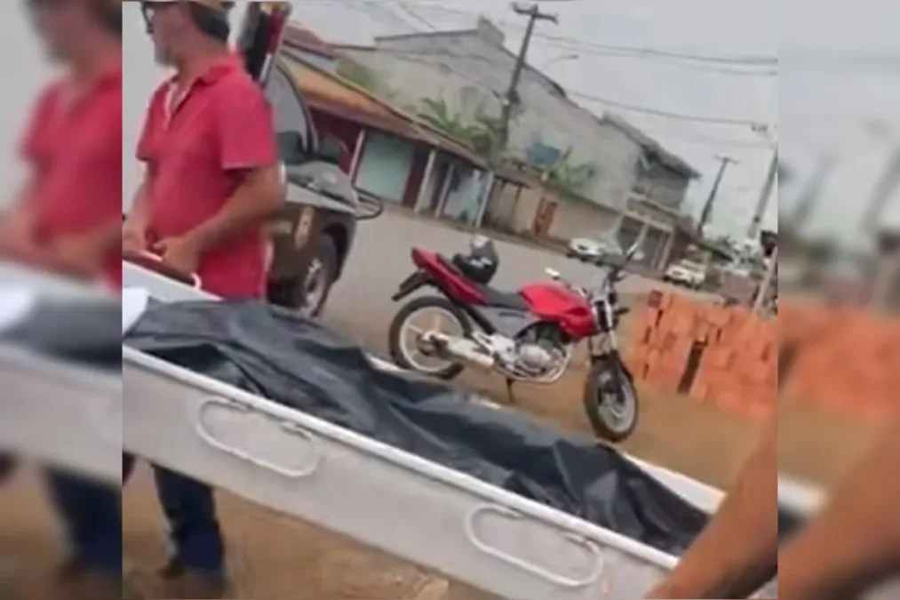 Corpo cai de carro do IML após porta traseira do veículo abrir