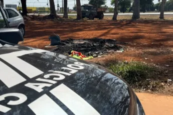 Viatura da Polícia Civil isolando área de perícia na Quadra 400 do Recanto das Emas, no Distrito Federal.