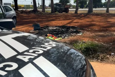 Viatura da Polícia Civil isolando área de perícia na Quadra 400 do Recanto das Emas, no Distrito Federal.