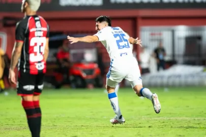 Cruzeiro vence o Vitória de virada e se aproxima do G-4 do Brasileirão