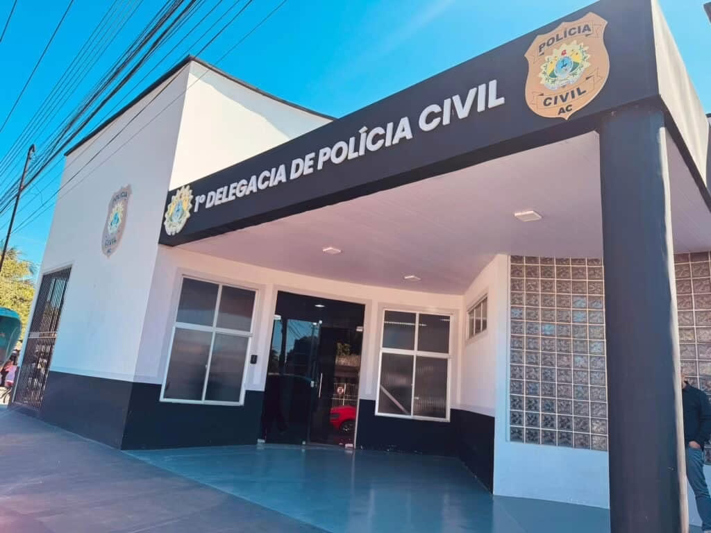Polícia Civil cumpre mandados em investigação sobre apologia ao crime na internet.