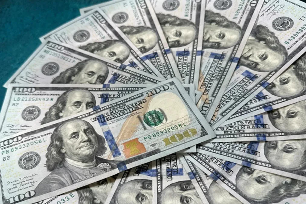 Dólar cai e Bolsa dispara com avanço de Flávio sobre Lula em pesquisa