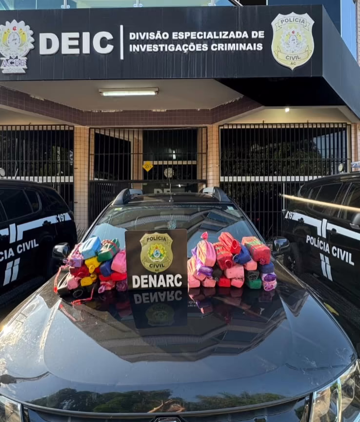 Polícia apreende 22 quilos de substância semelhante à cocaína escondidos em veículo em Rio Branco.