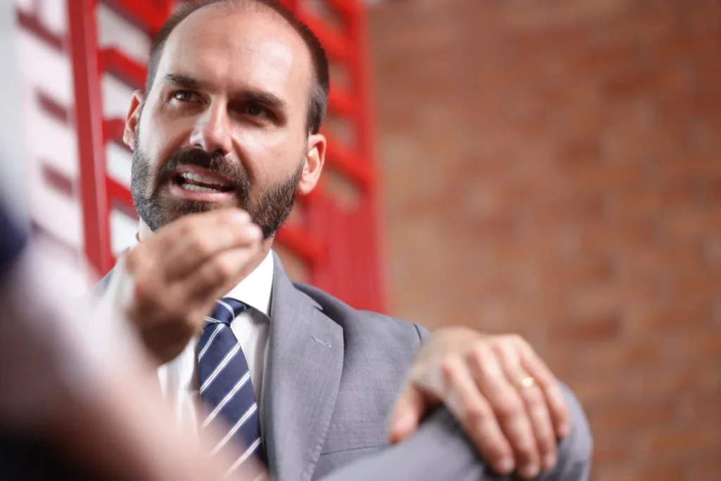 Eduardo Bolsonaro sugere que STF pode não reconhecer vitória de Flávio