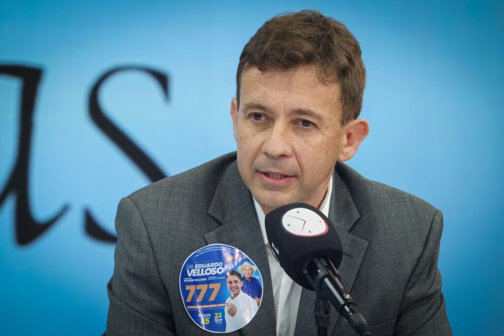 Eduardo Velloso apresenta propostas para o Senado durante sabatina em Rio Branco.