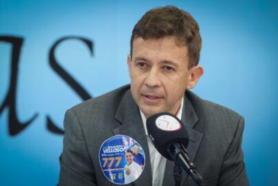Eduardo Velloso apresenta propostas para o Senado durante sabatina em Rio Branco.