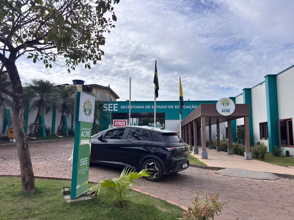 Operação da Polícia Federal investiga suspeita de desvio de R$ 30 milhões da Educação do Acre.