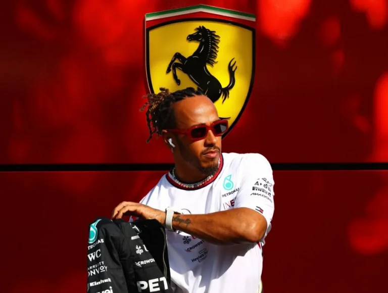 Lewis Hamilton reage a rumores de crise na Ferrari: “Trabalhamos todos juntos”