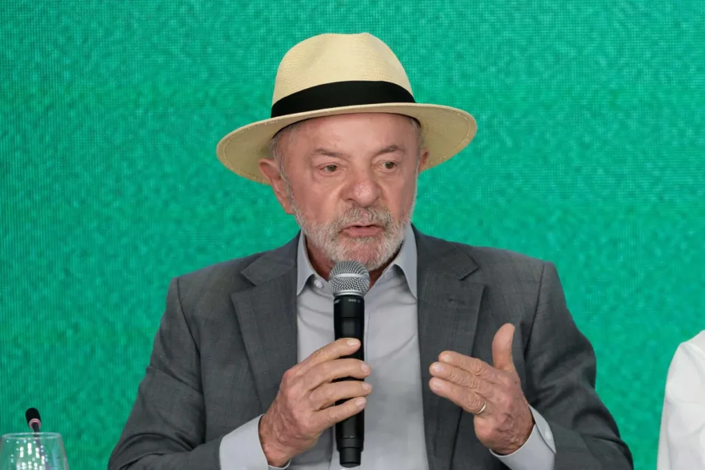Em 1 mês de campanha, Lula encarou crises e viajou menos do que Flávio