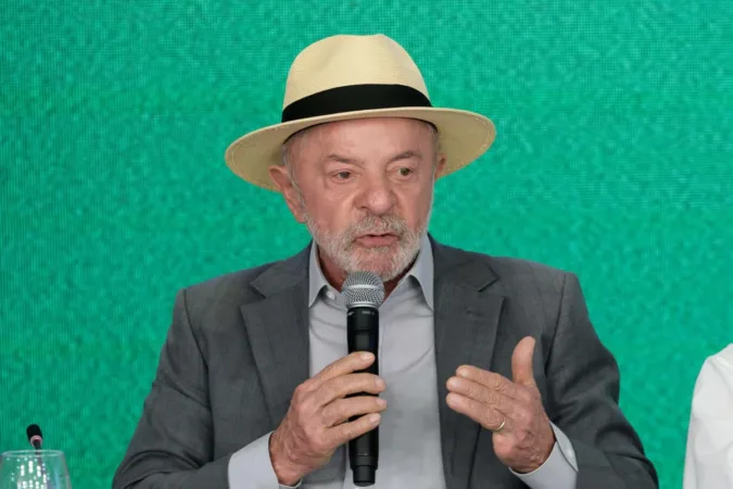 Em 1 mês de campanha, Lula encarou crises e viajou menos do que Flávio